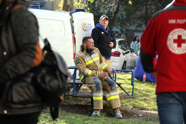 RECORD DATE NOT STATED A rescuer at the site of a Russian glide bomb strike on a multi-storey residential building in Kharkiv, Ukraine, on September 28, 2026. Russian forces launched glide bomb strikes on the Kyivskyi and Saltivskyi districts of Kharkiv, with one bomb hitting the apartment building. More than 35 people, including children, were injured in the attack (Photo by Viacheslav Madiievskyi Ukrinform) Russian glide bomb hits apartment building in Kharkiv  Copyright: xViacheslavxMadiievskyix