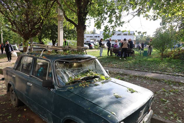 RECORD DATE NOT STATED A damaged car near a multi-storey residential building hit by a Russian glide bomb in Kharkiv, Ukraine, on September 28, 2026. Russian forces launched glide bomb strikes on the Kyivskyi and Saltivskyi districts of Kharkiv, with one bomb hitting the apartment building. More than 35 people, including children, were injured in the attack (Photo by Viacheslav Madiievskyi Ukrinform) Russian glide bomb hits apartment building in Kharkiv  Copyright: xViacheslavxMadiievskyix