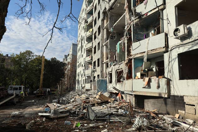 RECORD DATE NOT STATED A multi-storey residential building damaged by a Russian glide bomb strike in Kharkiv, Ukraine, on September 28, 2026. Russian forces launched glide bomb strikes on the Kyivskyi and Saltivskyi districts of Kharkiv, with one bomb hitting the apartment building. More than 35 people, including children, were injured in the attack (Photo by Viacheslav Madiievskyi Ukrinform) Russian glide bomb hits apartment building in Kharkiv  Copyright: xViacheslavxMadiievskyix