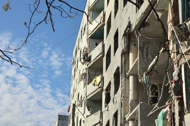 RECORD DATE NOT STATED A multi-storey residential building damaged by a Russian glide bomb strike in Kharkiv, Ukraine, on September 28, 2026. Russian forces launched glide bomb strikes on the Kyivskyi and Saltivskyi districts of Kharkiv, with one bomb hitting the apartment building. More than 35 people, including children, were injured in the attack (Photo by Viacheslav Madiievskyi Ukrinform) Russian glide bomb hits apartment building in Kharkiv  Copyright: xViacheslavxMadiievskyix