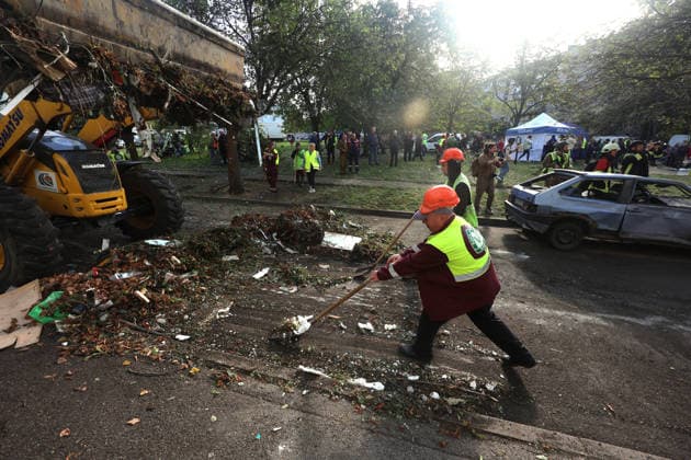 RECORD DATE NOT STATED Municipal workers deal with the aftermath of a Russian glide bomb strike on a multi-storey residential building in Kharkiv, Ukraine, on September 28, 2026. Russian forces launched glide bomb strikes on the Kyivskyi and Saltivskyi districts of Kharkiv, with one bomb hitting the apartment building. More than 35 people, including children, were injured in the attack (Photo by Viacheslav Madiievskyi Ukrinform) Russian glide bomb hits apartment building in Kharkiv  Copyright: xViacheslavxMadiievskyix