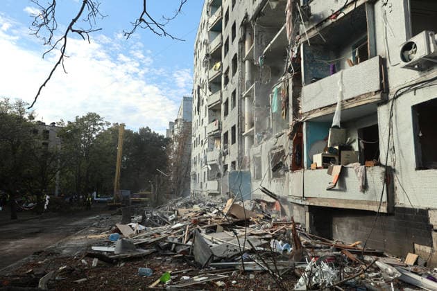 RECORD DATE NOT STATED A multi-storey residential building damaged by a Russian glide bomb strike in Kharkiv, Ukraine, on September 28, 2026. Russian forces launched glide bomb strikes on the Kyivskyi and Saltivskyi districts of Kharkiv, with one bomb hitting the apartment building. More than 35 people, including children, were injured in the attack (Photo by Viacheslav Madiievskyi Ukrinform) Russian glide bomb hits apartment building in Kharkiv  Copyright: xViacheslavxMadiievskyix