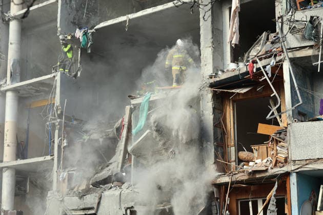 RECORD DATE NOT STATED Rescuers work to deal with the aftermath of a Russian glide bomb strike on a multi-storey residential building in Kharkiv, Ukraine, on September 28, 2026. Russian forces launched glide bomb strikes on the Kyivskyi and Saltivskyi districts of Kharkiv, with one bomb hitting the apartment building. More than 35 people, including children, were injured in the attack (Photo by Viacheslav Madiievskyi Ukrinform) Russian glide bomb hits apartment building in Kharkiv  Copyright: xViacheslavxMadiievskyix