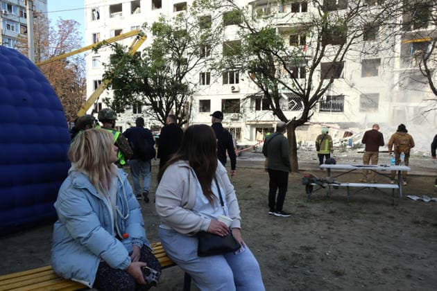 RECORD DATE NOT STATED Local residents watch as rescuers deal with the aftermath of a Russian glide bomb strike on a multi-storey residential building in Kharkiv, Ukraine, on September 28, 2026. Russian forces launched glide bomb strikes on the Kyivskyi and Saltivskyi districts of Kharkiv, with one bomb hitting the apartment building. More than 35 people, including children, were injured in the attack (Photo by Viacheslav Madiievskyi Ukrinform) Russian glide bomb hits apartment building in Kharkiv  Copyright: xViacheslavxMadiievskyix