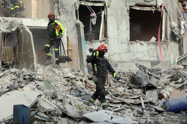 RECORD DATE NOT STATED Rescuers work to deal with the aftermath of a Russian glide bomb strike on a multi-storey residential building in Kharkiv, Ukraine, on September 28, 2026. Russian forces launched glide bomb strikes on the Kyivskyi and Saltivskyi districts of Kharkiv, with one bomb hitting the apartment building. More than 35 people, including children, were injured in the attack (Photo by Viacheslav Madiievskyi Ukrinform) Russian glide bomb hits apartment building in Kharkiv  Copyright: xViacheslavxMadiievskyix