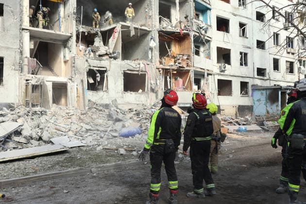 RECORD DATE NOT STATED Rescuers work to deal with the aftermath of a Russian glide bomb strike on a multi-storey residential building in Kharkiv, Ukraine, on September 28, 2026. Russian forces launched glide bomb strikes on the Kyivskyi and Saltivskyi districts of Kharkiv, with one bomb hitting the apartment building. More than 35 people, including children, were injured in the attack (Photo by Viacheslav Madiievskyi Ukrinform) Russian glide bomb hits apartment building in Kharkiv  Copyright: xViacheslavxMadiievskyix