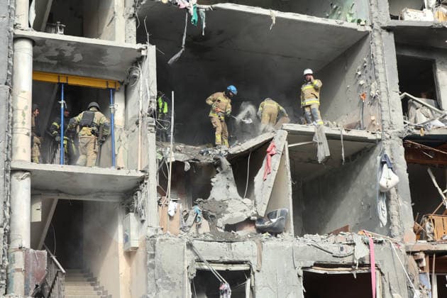 RECORD DATE NOT STATED Rescuers work to deal with the aftermath of a Russian glide bomb strike on a multi-storey residential building in Kharkiv, Ukraine, on September 28, 2026. Russian forces launched glide bomb strikes on the Kyivskyi and Saltivskyi districts of Kharkiv, with one bomb hitting the apartment building. More than 35 people, including children, were injured in the attack (Photo by Viacheslav Madiievskyi Ukrinform) Russian glide bomb hits apartment building in Kharkiv  Copyright: xViacheslavxMadiievskyix
