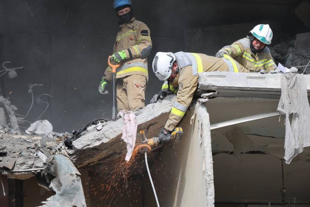 RECORD DATE NOT STATED Rescuers work to deal with the aftermath of a Russian glide bomb strike on a multi-storey residential building in Kharkiv, Ukraine, on September 28, 2026. Russian forces launched glide bomb strikes on the Kyivskyi and Saltivskyi districts of Kharkiv, with one bomb hitting the apartment building. More than 35 people, including children, were injured in the attack (Photo by Viacheslav Madiievskyi Ukrinform) Russian glide bomb hits apartment building in Kharkiv  Copyright: xViacheslavxMadiievskyix