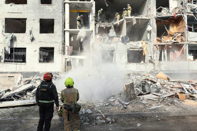 RECORD DATE NOT STATED Rescuers work to deal with the aftermath of a Russian glide bomb strike on a multi-storey residential building in Kharkiv, Ukraine, on September 28, 2026. Russian forces launched glide bomb strikes on the Kyivskyi and Saltivskyi districts of Kharkiv, with one bomb hitting the apartment building. More than 35 people, including children, were injured in the attack (Photo by Viacheslav Madiievskyi Ukrinform) Russian glide bomb hits apartment building in Kharkiv  Copyright: xViacheslavxMadiievskyix