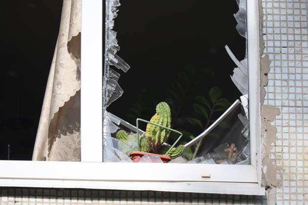 RECORD DATE NOT STATED A potted plant on a windowsill in an apartment of a multi-storey residential building damaged by a Russian glide bomb strike, Kharkiv, Ukraine, on September 28, 2026. Russian forces launched glide bomb strikes on the Kyivskyi and Saltivskyi districts of Kharkiv, with one bomb hitting the apartment building. More than 35 people, including children, were injured in the attack (Photo by Viacheslav Madiievskyi Ukrinform) Russian glide bomb hits apartment building in Kharkiv  Copyright: xViacheslavxMadiievskyix