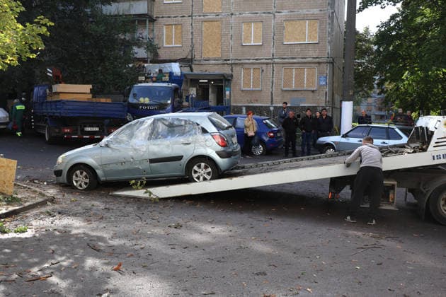 RECORD DATE NOT STATED A man loads a car damaged in a Russian glide bomb strike onto a tow truck in Kharkiv, Ukraine, on September 28, 2026. Russian forces launched glide bomb strikes on the Kyivskyi and Saltivskyi districts of Kharkiv, with one bomb hitting an apartment building. More than 35 people, including children, were injured in the attac (Photo by Viacheslav Madiievskyi Ukrinform) Russian glide bomb hits apartment building in Kharkiv  Copyright: xViacheslavxMadiievskyix