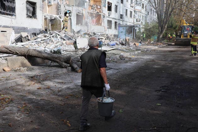 RECORD DATE NOT STATED A man carrying a bucket walks past a multi-storey residential building damaged by a Russian glide bomb strike in Kharkiv, Ukraine, on September 28, 2026. Russian forces launched glide bomb strikes on the Kyivskyi and Saltivskyi districts of Kharkiv, with one bomb hitting the apartment building. More than 35 people, including children, were injured in the attack (Photo by Viacheslav Madiievskyi Ukrinform) Russian glide bomb hits apartment building in Kharkiv  Copyright: xViacheslavxMadiievskyix