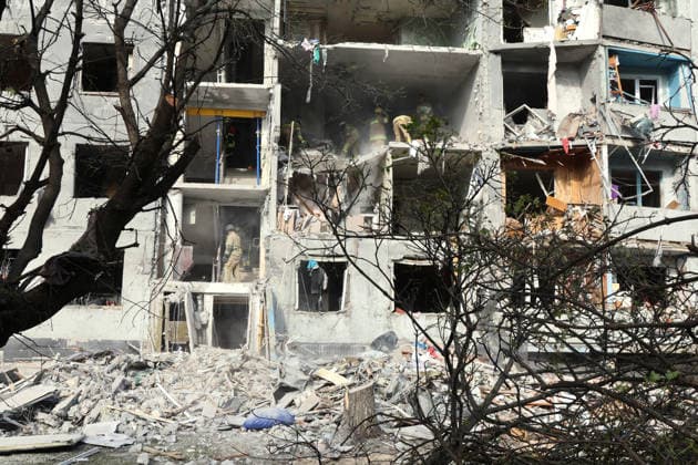 RECORD DATE NOT STATED Rescuers work to deal with the aftermath of a Russian glide bomb strike on a multi-storey residential building in Kharkiv, Ukraine, on September 28, 2026. Russian forces launched glide bomb strikes on the Kyivskyi and Saltivskyi districts of Kharkiv, with one bomb hitting the apartment building. More than 35 people, including children, were injured in the attack (Photo by Viacheslav Madiievskyi Ukrinform) Russian glide bomb hits apartment building in Kharkiv  Copyright: xViacheslavxMadiievskyix