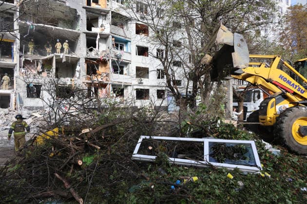 RECORD DATE NOT STATED Rescuers work to deal with the aftermath of a Russian glide bomb strike on a multi-storey residential building in Kharkiv, Ukraine, on September 28, 2026. Russian forces launched glide bomb strikes on the Kyivskyi and Saltivskyi districts of Kharkiv, with one bomb hitting the apartment building. More than 35 people, including children, were injured in the attack (Photo by Viacheslav Madiievskyi Ukrinform) Russian glide bomb hits apartment building in Kharkiv  Copyright: xViacheslavxMadiievskyix