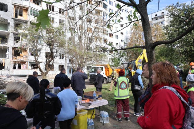RECORD DATE NOT STATED People watch as rescuers deal with the aftermath of a Russian glide bomb strike on a multi-storey residential building in Kharkiv, Ukraine, on September 28, 2026. Russian forces launched glide bomb strikes on the Kyivskyi and Saltivskyi districts of Kharkiv, with one bomb hitting the apartment building. More than 35 people, including children, were injured in the attack (Photo by Viacheslav Madiievskyi Ukrinform) Russian glide bomb hits apartment building in Kharkiv  Copyright: xViacheslavxMadiievskyix
