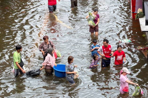 September 28, 2026, Bangkok, Bangkok, Thailand: People came out to buy food at Soi Lat Phrao 127 in Bangkapi, one of the most flooded areas in Bangkok since an active low-pressure system and monsoon have dumped nearly 300 millimetres (11.8 inches) of rain since the afternoon of September 24. Bangkok authorities have officially declared all 50 districts of the Thai capital as flood disaster areas following four straight days of severe rainfall. Bangkok Thailand  - ZUMAkok, 20260928_zip_w151_003 Copyright: xPatrickxChengzhixWangx