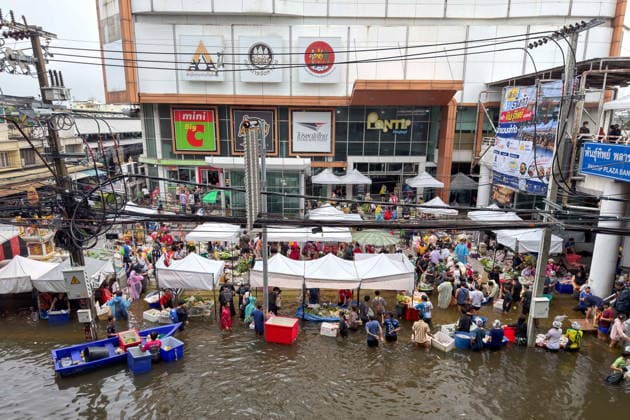 September 28, 2026, Bangkok, Bangkok, Thailand: People were buying vegetables at a makeshift wet market in front of Pantip Bangkapi shopping mall. Bangkapi District is one of the most flooded areas in Bangkok since an active low-pressure system and monsoon have dumped nearly 300 millimetres (11.8 inches) of rain since the afternoon of September 24. Bangkok authorities have officially declared all 50 districts of the Thai capital as flood disaster areas following four straight days of severe rainfall. Bangkok Thailand  - ZUMAkok, 20260928_zip_w151_006 Copyright: xPatrickxChengzhixWangx