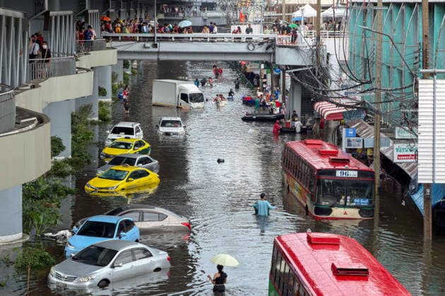 September 28, 2026, Bangkok, Bangkok, Thailand: A few dozen vehicles were stranded in water on Lat Phrao Road in Bangkapi, one of the most flooded areas in Bangkok since an active low-pressure system and monsoon have dumped nearly 300 millimetres (11.8 inches) of rain since the afternoon of September 24. Bangkok authorities have officially declared all 50 districts of the Thai capital as flood disaster areas following four straight days of severe rainfall. Bangkok Thailand  - ZUMAkok, 20260928_zip_w151_024 Copyright: xPatrickxChengzhixWangx