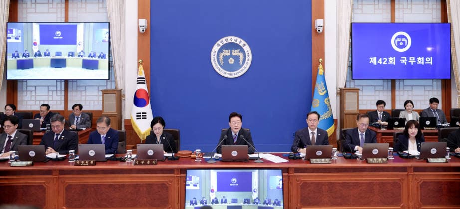 Lee attends Cabinet meeting Lee attends Cabinet meeting President Lee Jae Myung (5th from L) attends a Cabinet meeting at the presidential office Cheong Wa Dae in Seoul on Sept. 29, 2026. (Pool photo) (Yonhap) 2026-09-29 10:24:13 <Copyright ¨Ï 1980-2026 YONHAPNEWS AGENCY. .> ¼­¿ïÆ¯º°½Ã EDITORIAL USE ONLY  Copyright: xx attends ???x yonphotos257139