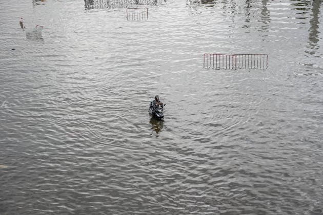 Severe floods in Bang Kapi District, Bangkok - 28 Sept 2026 A view of a motorcycle rider surrounded by floodwater and floating barriers in Bang Kapi District. On September 26, all 50 districts of Bangkok were declared disaster-affected areas. Three days later, floodwaters still remained in parts of the city. In heavily affected areas such as Bang Kapi District, residents remained in floodwater. Bangkok Thailand Copyright: xNathaliexJamoisx xSOPAxImagesx NathalieJamois_BangKapiFlood2026-2