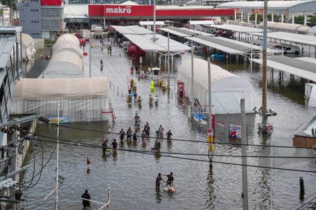 Severe floods in Bang Kapi District, Bangkok - 28 Sept 2026 A view from above of people walking to and from Makro, a wholesale food store, through the floodwater in Bang Kapi District. On September 26, all 50 districts of Bangkok were declared disaster-affected areas. Three days later, floodwaters still remained in parts of the city. In heavily affected areas such as Bang Kapi District, residents remained in floodwater. Bangkok Thailand Copyright: xNathaliexJamoisx xSOPAxImagesx NathalieJamois_BangKapiFlood2026-9