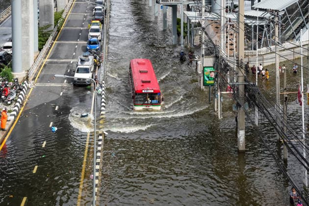 September 28, 2026, Bangkok, Thailand: A view of a bus driving through the floodwater on Lat Phrao Road in Bang Kapi District. On September 26, all 50 districts of Bangkok were declared disaster-affected areas. Three days later, floodwaters still remained in parts of the city. In heavily affected areas such as Bang Kapi District, residents remained in floodwater. Bangkok Thailand  - ZUMAs197 20260928_aaa_s197_361 Copyright: xNathaliexJamoisx