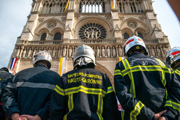 Pompiers At Memorial For Fallen Colleagues Before Inter-Union Protest - Paris Pompiers march from the Ministry of Finance to their camp at Champ de Mars in Paris, France on September 28, 2024, stopping at Notre-Dame to honor fallen colleagues with a wreath and minute of silence ahead of the inter-union protest on September 29, after a record-breaking summer of wildfires exposed critical resource shortages. Photo by Denis Prezat ABACAPRESS.COM Paris France  Copyright: xPrezatxDenis ABACAx