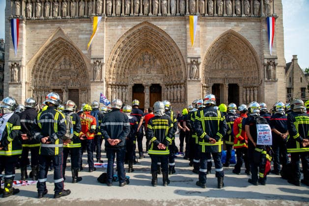 Pompiers At Memorial For Fallen Colleagues Before Inter-Union Protest - Paris Pompiers march from the Ministry of Finance to their camp at Champ de Mars in Paris, France on September 28, 2024, stopping at Notre-Dame to honor fallen colleagues with a wreath and minute of silence ahead of the inter-union protest on September 29, after a record-breaking summer of wildfires exposed critical resource shortages. Photo by Denis Prezat ABACAPRESS.COM Paris France  Copyright: xPrezatxDenis ABACAx
