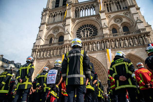 Pompiers At Memorial For Fallen Colleagues Before Inter-Union Protest - Paris Pompiers march from the Ministry of Finance to their camp at Champ de Mars in Paris, France on September 28, 2024, stopping at Notre-Dame to honor fallen colleagues with a wreath and minute of silence ahead of the inter-union protest on September 29, after a record-breaking summer of wildfires exposed critical resource shortages. Photo by Denis Prezat ABACAPRESS.COM Paris France  Copyright: xPrezatxDenis ABACAx