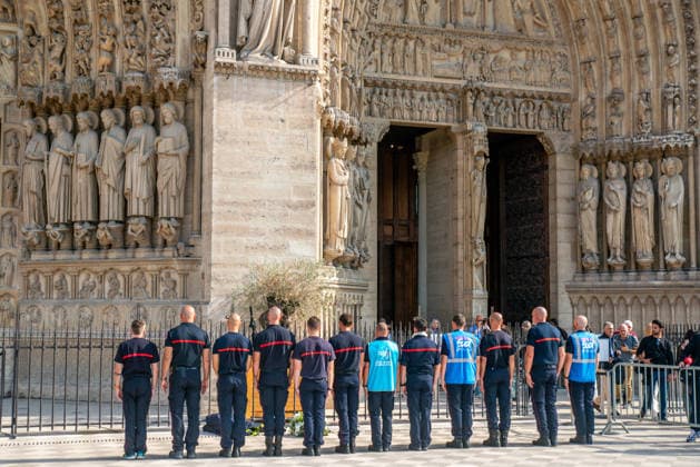 Pompiers At Memorial For Fallen Colleagues Before Inter-Union Protest - Paris Pompiers march from the Ministry of Finance to their camp at Champ de Mars in Paris, France on September 28, 2024, stopping at Notre-Dame to honor fallen colleagues with a wreath and minute of silence ahead of the inter-union protest on September 29, after a record-breaking summer of wildfires exposed critical resource shortages. Photo by Denis Prezat ABACAPRESS.COM Paris France  Copyright: xPrezatxDenis ABACAx