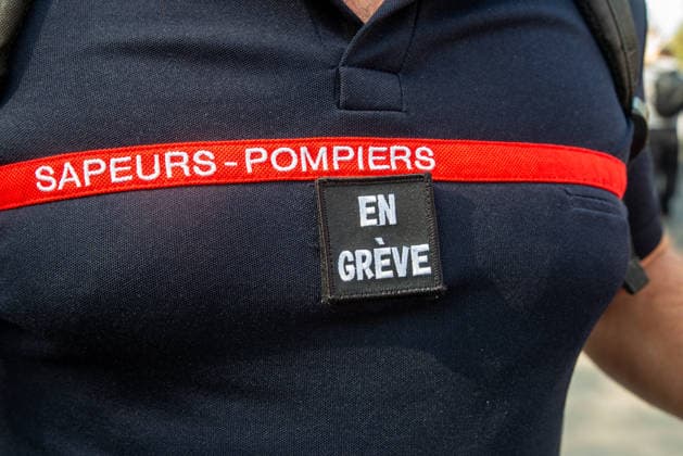 Pompiers At Memorial For Fallen Colleagues Before Inter-Union Protest - Paris Pompiers march from the Ministry of Finance to their camp at Champ de Mars in Paris, France on September 28, 2024, stopping at Notre-Dame to honor fallen colleagues with a wreath and minute of silence ahead of the inter-union protest on September 29, after a record-breaking summer of wildfires exposed critical resource shortages. Photo by Denis Prezat ABACAPRESS.COM Paris France  Copyright: xPrezatxDenis ABACAx
