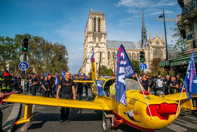 Pompiers At Memorial For Fallen Colleagues Before Inter-Union Protest - Paris Pompiers march from the Ministry of Finance to their camp at Champ de Mars in Paris, France on September 28, 2024, stopping at Notre-Dame to honor fallen colleagues with a wreath and minute of silence ahead of the inter-union protest on September 29, after a record-breaking summer of wildfires exposed critical resource shortages. Photo by Denis Prezat ABACAPRESS.COM Paris France  Copyright: xPrezatxDenis ABACAx