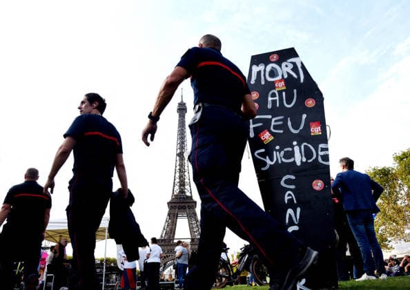 Firefighters On Strike - Paris Firefighters stage a strike in front of the Eiffel Tower on the Champ-de-Mars in Paris, France on September 28, 2026. Photo by Alain Apaydin ABACAPRESS.COM Paris France  Copyright: xApaydinxAlain ABACAx