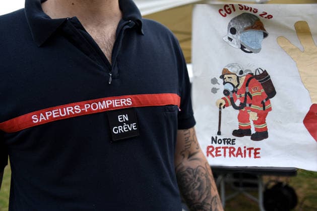 Firefighters On Strike - Paris Firefighters stage a strike in front of the Eiffel Tower on the Champ-de-Mars in Paris, France on September 28, 2026. Photo by Alain Apaydin ABACAPRESS.COM Paris France  Copyright: xApaydinxAlain ABACAx