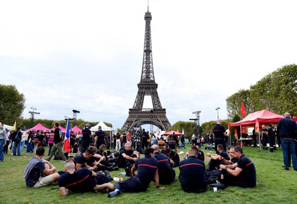 Firefighters On Strike - Paris Firefighters stage a strike in front of the Eiffel Tower on the Champ-de-Mars in Paris, France on September 28, 2026. Photo by Alain Apaydin ABACAPRESS.COM Paris France  Copyright: xApaydinxAlain ABACAx