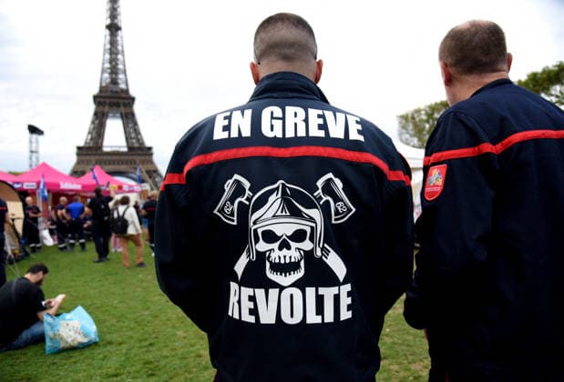 Firefighters On Strike - Paris Firefighters stage a strike in front of the Eiffel Tower on the Champ-de-Mars in Paris, France on September 28, 2026. Photo by Alain Apaydin ABACAPRESS.COM Paris France  Copyright: xApaydinxAlain ABACAx