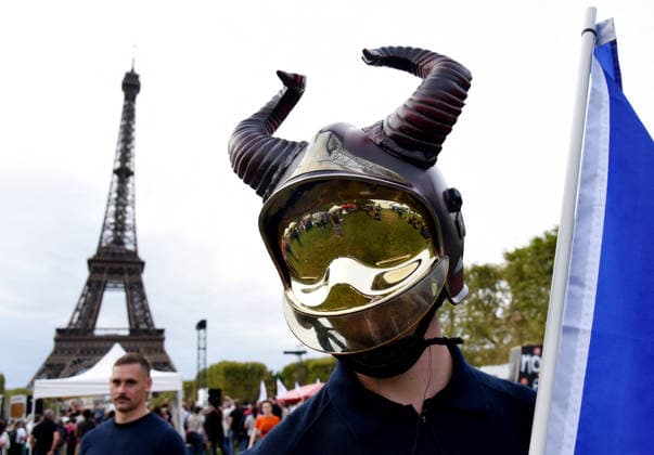 Firefighters On Strike - Paris Firefighters stage a strike in front of the Eiffel Tower on the Champ-de-Mars in Paris, France on September 28, 2026. Photo by Alain Apaydin ABACAPRESS.COM Paris France  Copyright: xApaydinxAlain ABACAx