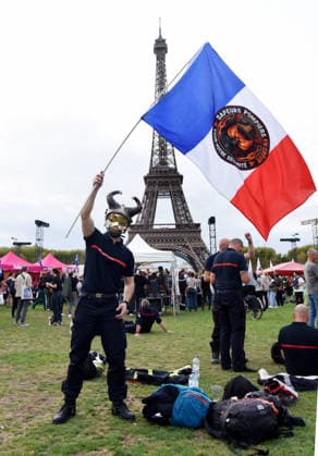 Firefighters On Strike - Paris Firefighters stage a strike in front of the Eiffel Tower on the Champ-de-Mars in Paris, France on September 28, 2026. Photo by Alain Apaydin ABACAPRESS.COM Paris France  Copyright: xApaydinxAlain ABACAx
