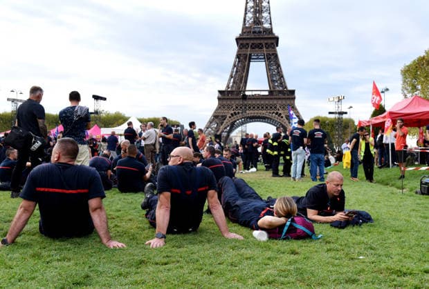 Firefighters On Strike - Paris Firefighters stage a strike in front of the Eiffel Tower on the Champ-de-Mars in Paris, France on September 28, 2026. Photo by Alain Apaydin ABACAPRESS.COM Paris France  Copyright: xApaydinxAlain ABACAx