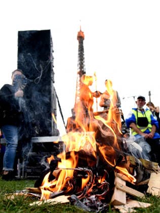 Firefighters On Strike - Paris Firefighters stage a strike in front of the Eiffel Tower on the Champ-de-Mars in Paris, France on September 28, 2026. Photo by Alain Apaydin ABACAPRESS.COM Paris France  Copyright: xApaydinxAlain ABACAx
