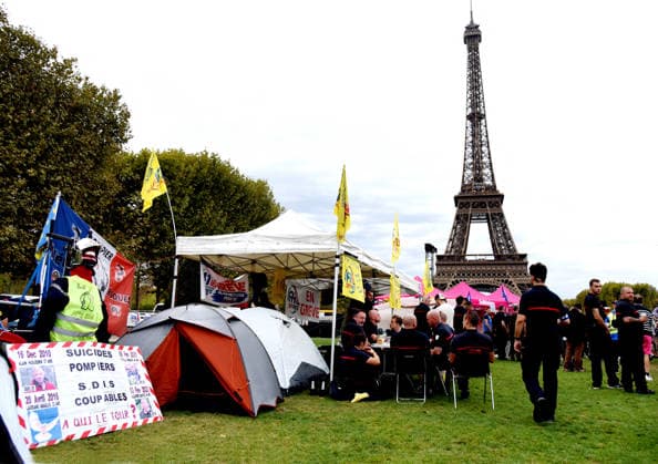 Firefighters On Strike - Paris Firefighters stage a strike in front of the Eiffel Tower on the Champ-de-Mars in Paris, France on September 28, 2026. Photo by Alain Apaydin ABACAPRESS.COM Paris France  Copyright: xApaydinxAlain ABACAx