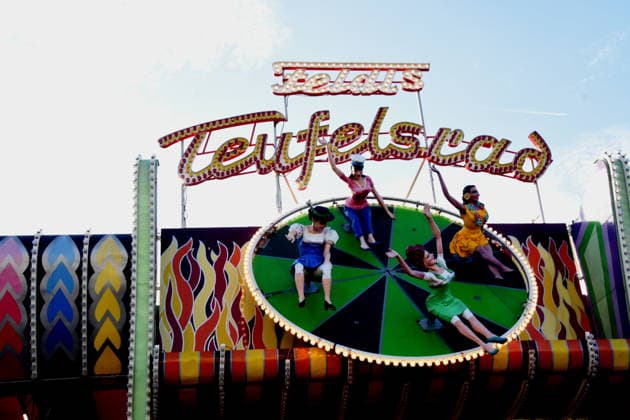 München 28 .09.2026 Theresienwiesn Oktoberfest Schausteller Fahrgeschäft Teufelsrad Foto München