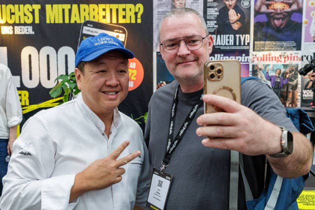 28.09.2026. Düsseldorf Meerbusch. (l-r) The Duc Ngo mit Fan auf der Rolling Pin Convention 2026. Düsseldorf Meerbusch Areal Böhler Nordrhein-Westfalen Deutschland