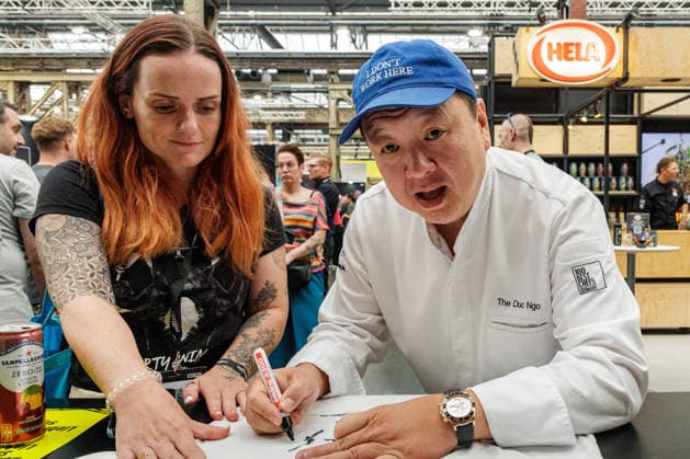 28.09.2026. Düsseldorf Meerbusch. (r-l) The Duc Ngo mit Fan auf der Rolling Pin Convention 2026. Düsseldorf Meerbusch Areal Böhler Nordrhein-Westfalen Deutschland