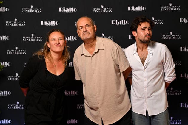 Jean-Pierre Jeunet, flanked by the director of the Rialto Cinema and Charles Benoin, producer, and festival staff. Jean-Pierre Jeunet met with the audience at the Rialto cinema in Nice before the re-screening of his film *A Very Long Engagement* as part of the 8th edition of the Ciné Roman Festival at the Pathé Gare du Sud cinema in Nice, September 28, 2026 Jacovides Bebert Bestimage Jean-Pierre Jeunet met with the audience at the Rialto cinema in Nice before a screening of his film *A Very Long Engagement* as part of the 8th edition of the Ciné Roman Festival at the Pathé Gare du Sud cinema in Nice on September 28, 2026 NICE France  Copyright: xDominiquexJacovidesx-xBrunoxBebertx xBestimagexDominiquexJacovidesx-xBrunoxBebertx xBestimagex