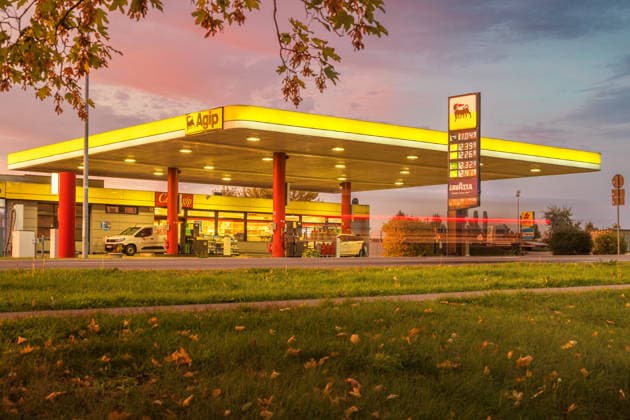 29.09.2026 - Blick auf die AGIP Tankstelle in Pasewalk an der Bundesstraße B104 mit der aktuellen Preistafel des Tages Pasewalk Mecklenburg-Vorpommern Deutschland