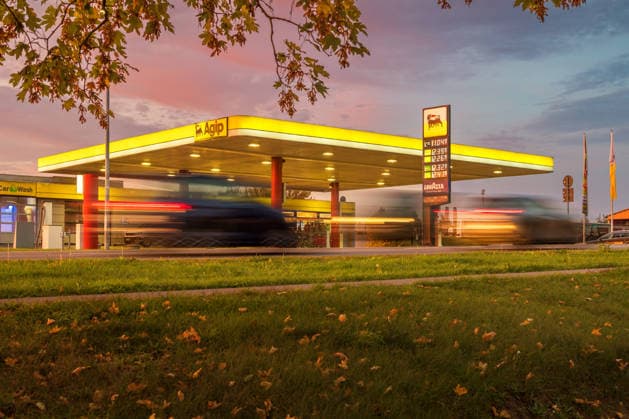 29.09.2026 - Blick auf die AGIP Tankstelle in Pasewalk an der Bundesstraße B104 mit der aktuellen Preistafel des Tages Pasewalk Mecklenburg-Vorpommern Deutschland