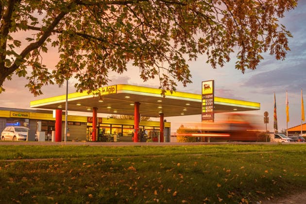 29.09.2026 - Blick auf die AGIP Tankstelle in Pasewalk an der Bundesstraße B104 mit der aktuellen Preistafel des Tages Pasewalk Mecklenburg-Vorpommern Deutschland