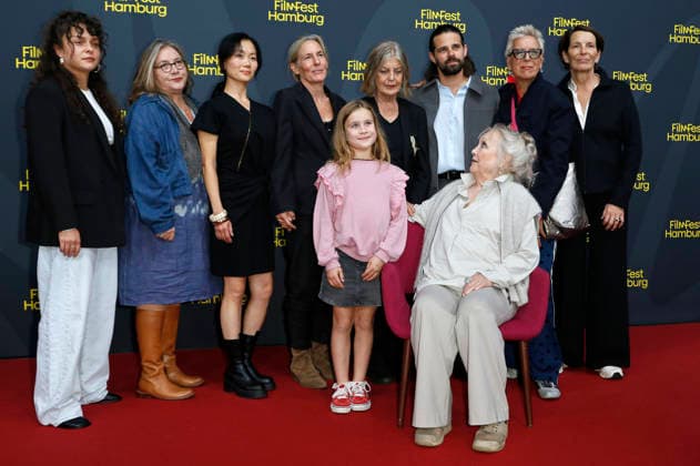 Doris Dörrie mit Yvonne Yung Hee Bormann, Leah Striker, Greta Sänger, Angela Winkler, Josef Ellers, Doris Kunstmann, Sabine Keller und Team bei der Premiere des Kinofilms Frau Winkler verlässt das Haus auf dem 34. Filmfest Hamburg 2026 im Cinemaxx Dammtor. Hamburg, 28.09.2026