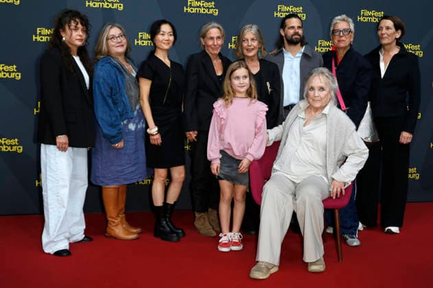 Doris Dörrie mit Yvonne Yung Hee Bormann, Leah Striker, Greta Sänger, Angela Winkler, Josef Ellers, Doris Kunstmann, Sabine Keller und Team bei der Premiere des Kinofilms Frau Winkler verlässt das Haus auf dem 34. Filmfest Hamburg 2026 im Cinemaxx Dammtor. Hamburg, 28.09.2026